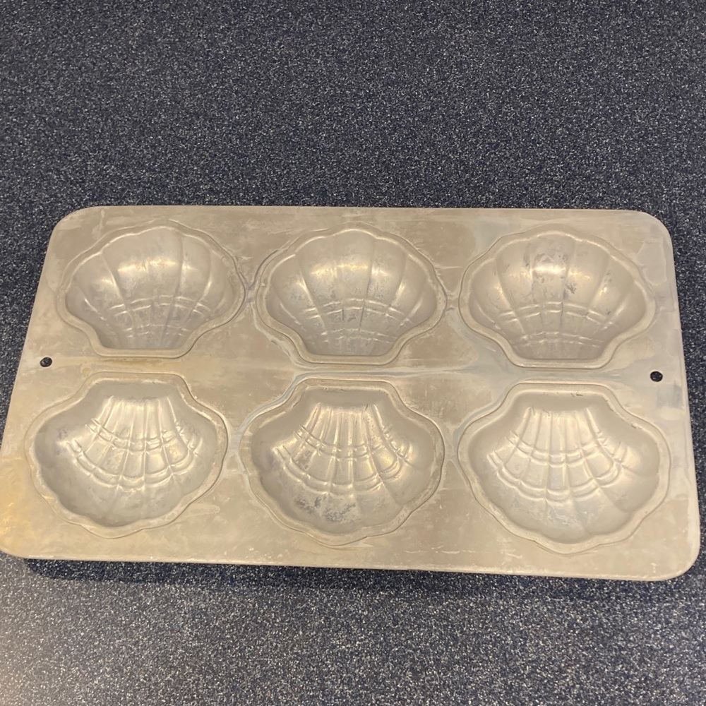 Shell-Shaped Baking Mold
